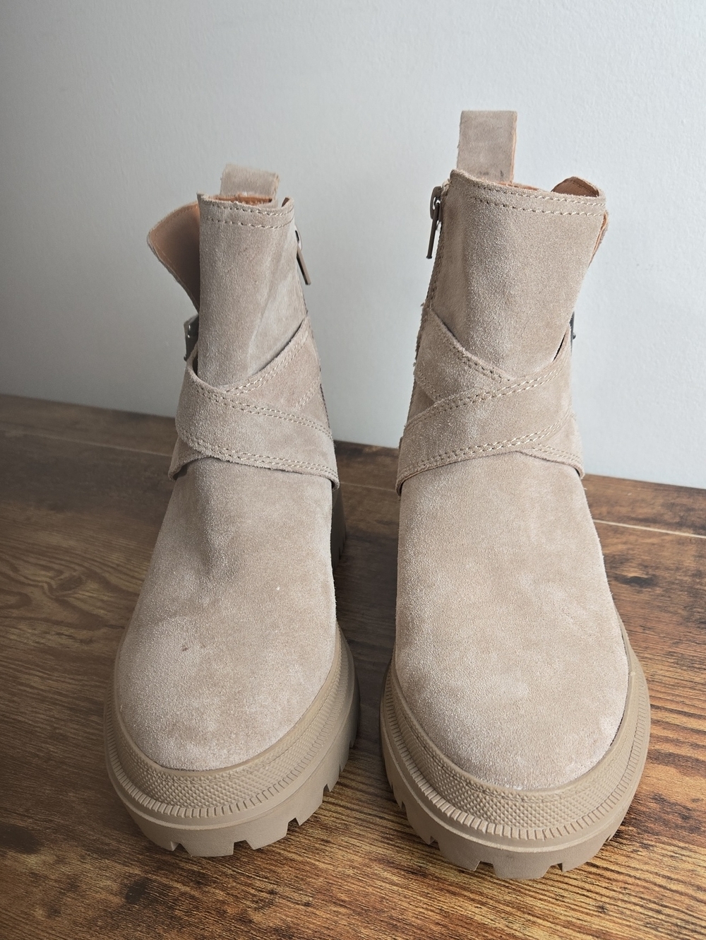 Lucky Brand Elyton Suede Chunky Lug Sole Ankle Boots Sz 8 Side Zip Buckle Moto - Picture 2 of 8